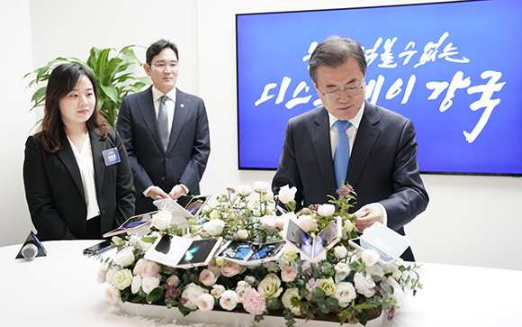 문재인 대통령은 10일 충남 아산 삼성디스플레이 아산공장을 방문해 폴더블 폰 등 차세대 디스플레이 제품을 체험했다. ⓒ 연합뉴스