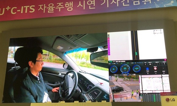 10일 LG유플러스 통신 기반 일반도로 자율주행 기술 시연 중 자율주행 차량에 탑승한 운전자가 운전대에서 손을 떼고 있다. = 박지혜 기자