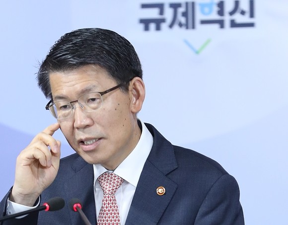 은성수 금융위원장이 정부서울청사 합동브리핑실에서 기자들의 질문에 대답하고 있다. ⓒ 연합뉴스