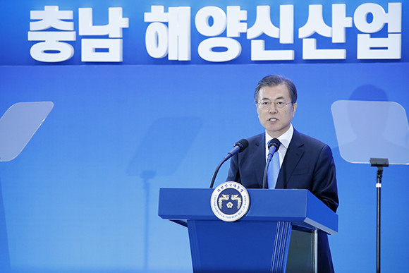 문재인 대통령은 11번째 경제투어로 충청남도 홍성을 찾아 해양신산업 발전전략 보고회에 참석했다. ⓒ 연합뉴스