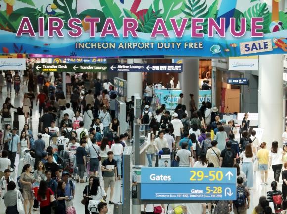 내년 8월 임대차 계약이 만료되는 인천공항 제1여객터미널 면세 사업권 8개 구역에 대한 입찰이 연말에 진행될 예정이다. 이번 입찰은 최장 10년 동안 운영이 가능해 대기업 면세점들의 경쟁이 치열해 질 것으로 보인다. ⓒ 연합뉴스