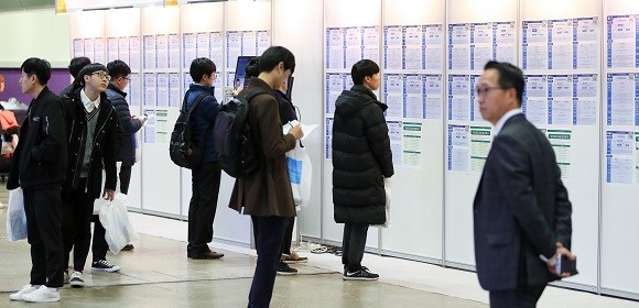 13일 오전 서울 강남구 코엑스에서 열린 2018 청년취업 두드림 채용박람회에서 취업준비생들이 채용게시판을 살펴보고 있다. ⓒ 연합뉴스