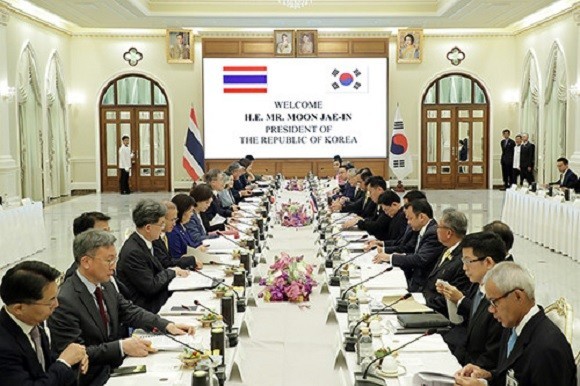 문재인 대통령은 한국과 태국의 대통령끼리 만난 자리에서 양쪽 나라의 발전을 위해 많은 약속을 했어요. ⓒ 청와대