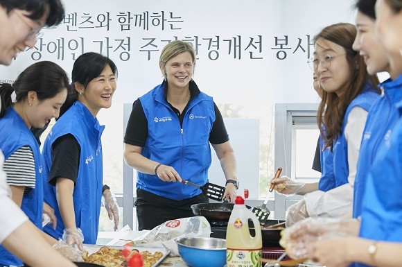 힐케 얀센 메르세데스-벤츠 사회공헌위원회 부의장이 임직원과 함께 재가 장애인 가정에 전달할 밑반찬을 만들고 있다. ⓒ 메르세데스-벤츠 코리아