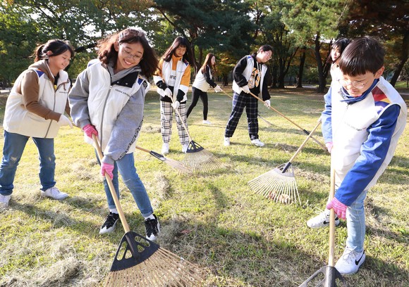 아시아나항공 문화재 지킴이 활동에 참여한 임직원과 자녀들이 서울 창경궁에서 환경 정화 활동을 펼치고 있다. ⓒ 아시아나항공