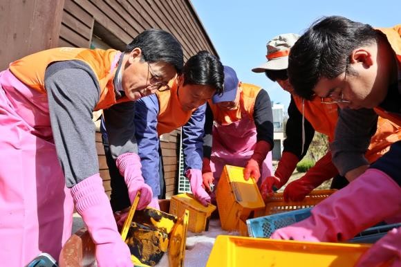 29일, 한화갤러리아 김은수 대표이사(왼쪽 첫 번째)와 임직원 봉사단 40명이 발달장애인 직업재활시설인 강화도 우리마을을 방문했다. 한화갤러리아 봉사단은 7일 화재로 전소된 콩나물 공장 복구를 지원하고 쌀 800kg을 기부했다. ⓒ 한화갤러리아