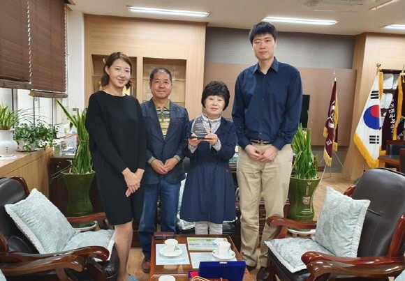 김광원 한국 스포츠교육 희망나눔 사회적 협동조합 이사장과 한국장애인부모연대는 지난 24일 서울언남중학교에 감사패를 전달했다. ⓒ 한국 스포츠교육 희망나눔 사회적 협동조합