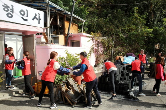 ABL생명 직원 30여명이 지난 29일 서울 노원구 당고개역 부근에서 연탄 2000장을 홀몸 어르신이 거주하는 가구 13곳에 배달했다. ⓒ ABL생명