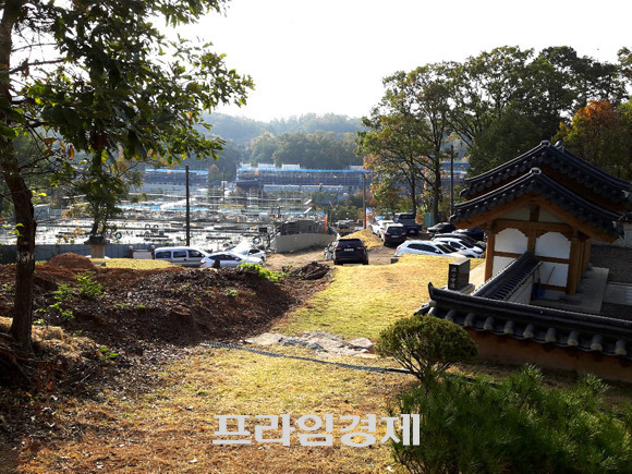 정종대왕의 빈궁이었던 숙의윤씨와 그 딸인 인천옹주를 모신 재실 '봉오재'에서 바라다 보이는 '삼송자이더빌리지' 현장 모습. 한 눈에 보기에도 명당임을 알 수 있는 산세가 인상깊다. = 장귀용 기자