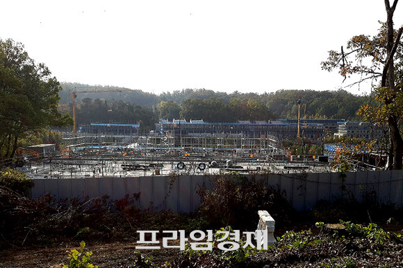 '삼송자이더빌리지' 건설현장 전경. 안쪽 단지를 산이 감싸고 있는 형태가 눈에 띈다. = 장귀용 기자