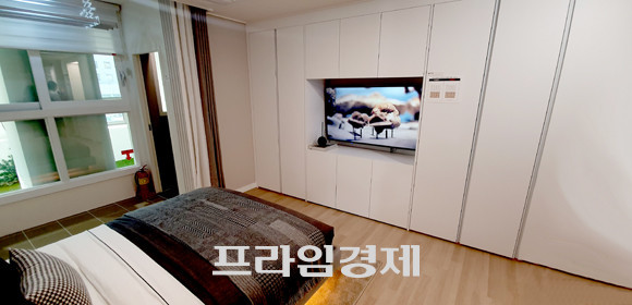 '힐스테이트 창경궁' 84㎡A타입 안방 모습. 안쪽 붙방이장은 선택에 따라 설치하지 않으면 방을 넓게 쓸 수 있게 했다. = 장귀용 기자