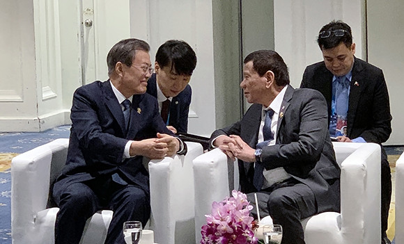 문재인 대통령은 쁘라윳 태국 총리가 마련한 갈라 만찬에서 한반도 평화 프로세스 진전을 위한 각국의 지속적인 지지를 요청했다. ⓒ 청와대