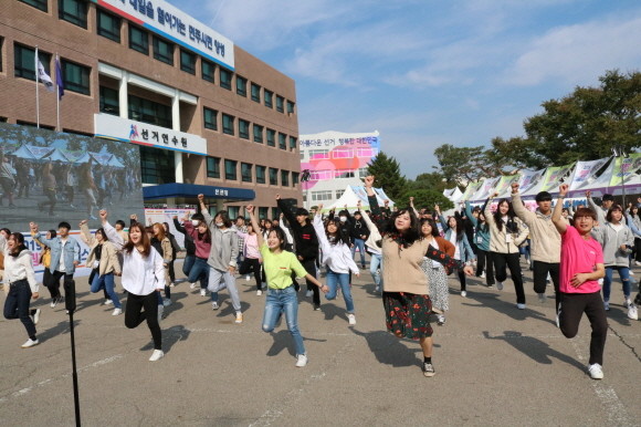 2019 유권자 정치페스티벌 '유권자와 함께하는 플래시몹'. = 전영민 청년기자