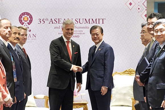 문재인 대통령은 아세안+3와 EAS에 참석한 로버트 오브라이언 백악관 국가안보보좌관을 지난 4일 접견해 한반도 평화프로세스에 대한 의견을 교환했다. ⓒ 청와대