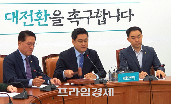 오신환 바른미래당 원내대표는 5일 원내대책회의에서 지소미아 파기 철회를 바란다고 입장을 밝혔다. = 박성현 기자