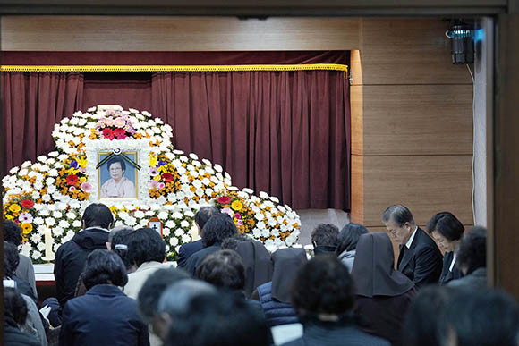 도널드 트럼프 미국 대통령이 문재인 대통령에게 故 강한옥 여사의 별세에 대해 깊은 추모와 애도의 뜻을 나타내는 서한을 전달했다. ⓒ 청와대