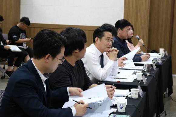 전창열 대표(사진 좌측부터)와 최승환 대표, 이태규 국회의원, 정현곤 이사장, 안규진 대표, 이종희 교수가 '2019 정치스타트업대전' 심사를 진행하고 있다. = 전영민 청년기자