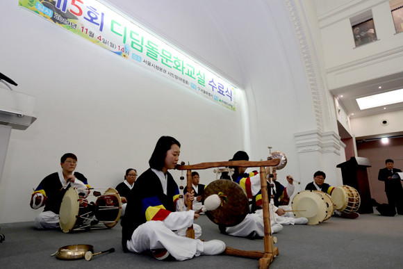 지난 4일 서울시청 태평홀에서 진행된 디딤돌 문화교실 수료식 행사에서 풍물교실을 수강한 쪽방 주민들이 오프닝 풍물공연을 선보이고 있다. ⓒ 현대엔지니어링