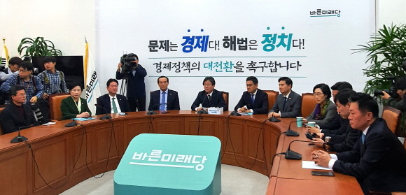 유승민 바른미래당 전 대표는 7일 변화와 혁신을 위한 비상행동(이하 변혁) 회의에서 전날 황교안 자유한국당 대표의 보수 대통합 제안에 대해 답하고 있다. = 박성현 기자
