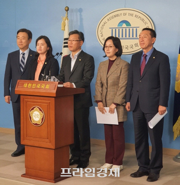 자유한국당 초선 의원들은 7일 기자회견장에서 황교안 자유한국당 대표가 제안한 보수 대통합과 인적혁신에 대해 지지한다고 밝혔다. = 박성현 기자