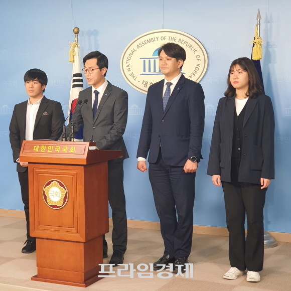 더불어민주당 전국 대학생위원회와 청년위원회는 7일 기자회견장에서 동원예비군 훈련비를 7만원대로 올려달라고 요구했다. = 박성현 기자