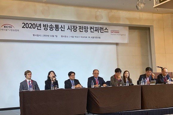 7일 '2020년 방송통신 시장 전망 컨퍼런스'에서 패널들이 종합 토론을 진행하고 있다. = 박지혜 기자