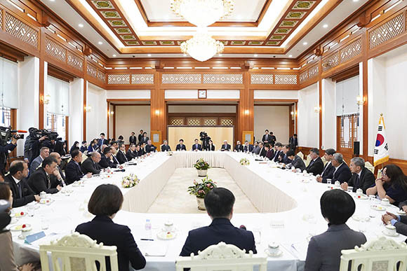 문재인 대통령은 지난 7일 '오아나' 대표단을 접견하는 자리에서 가짜뉴스의 대응 방안과 한반도 비핵화 및 평화 정착을 지지하는 관심과 지지가 계속 이어질 수 있도록 당부했다. ⓒ 청와대