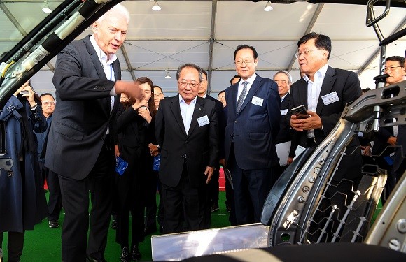 8일 R&D 협력사 테크데이 행사에 참석한 알버트 비어만 사장이 협력사 선행 신기술 전시물을 살펴보고 있는 모습. ⓒ 현대·기아차