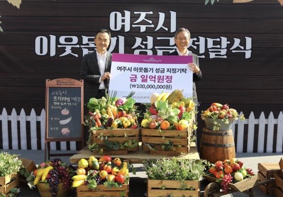 신세계사이먼 조창현 대표(오른쪽)가 여주시 이항진 시장에 기부금 1억원을 전달하고 있다. ⓒ 신세계사이먼