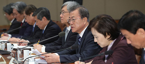 문재인 대통령은 8일 청와대 본관 집현실에서 '공정사회를 향한 반부패정책협의회'를 주재하고, 공정의 가치를 뿌리내리겠다는 정부의 강력한 의지와 각오를 분명히 했다. ⓒ 연합뉴스