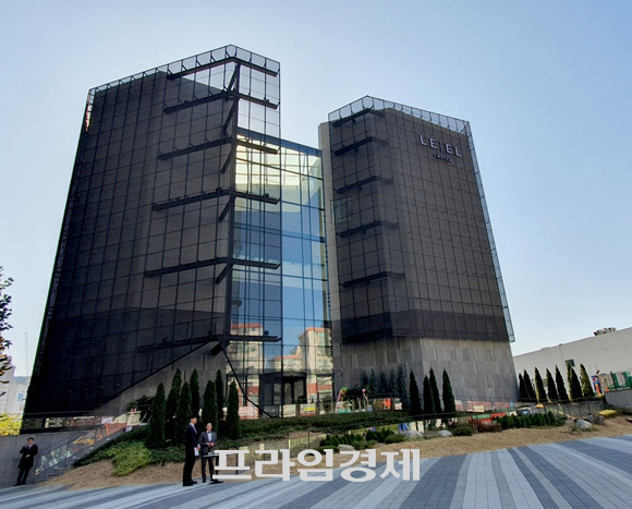 롯데건설이 새롭게 론칭한 하이앤드 브랜드 '르엘'이 첫 선을 보이는 '르엘 캐슬 갤러리' 전경. 8일 문을 연 '르엘 캐슬 갤러리'에는 잠원동 반포우성아파트를 재건축하는 '르엘 신반포 센트럴'과 대치2지구를 재건축하는 '르엘 대치'의 견본주택이 마련됐다. = 장귀용 기자