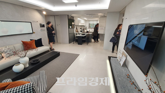'르엘 대치' 84㎡A타입 거실 모습. 해당 타입은 일반 물량이 없다. = 장귀용 기자