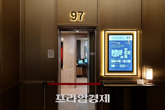 조합원들에게만 공개된 '르엘 신반포 센트럴' 97㎡ 타입 입구. 접근을 막아 놓은 바리게이트가 보인다. = 장귀용 기자
