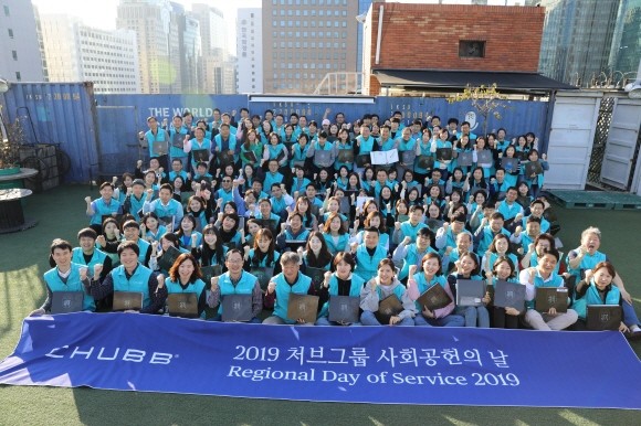 지난 7일 '지역봉사의 날'을 맞아 에이스손해보험과 처브라이프생명 임직원 160명이 한자리에 모여 시각장애아동 교육 지원을 위한 특별한 도서 제작 및 봉사활동을 진행했다. ⓒ 처브라이프생명