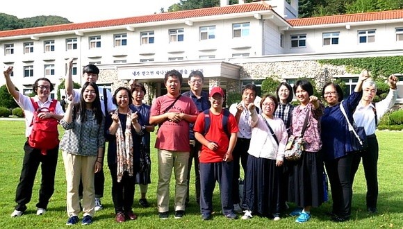 일본 샨티즈쿠바학교의 선생님과 학생, 부모님 등 13명이 호산나 대학교에서 기념 사진을 찍은 모습이에요. ⓒ 호산나대학