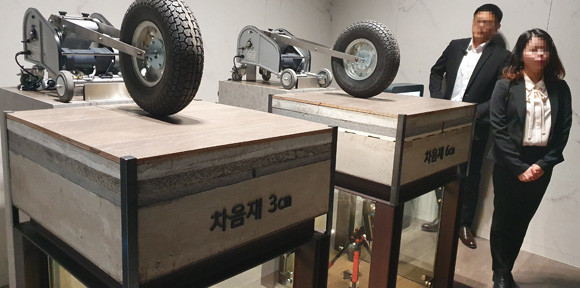 대림산업의 아크로갤러리에서는 아크로 브랜드에 적용된 60mm 차음제에 대한 소음측정 시연과 새로운 배수시설 등 다양한 연구 성과들에 대한 시연이 이뤄졌다. = 장귀용 기자