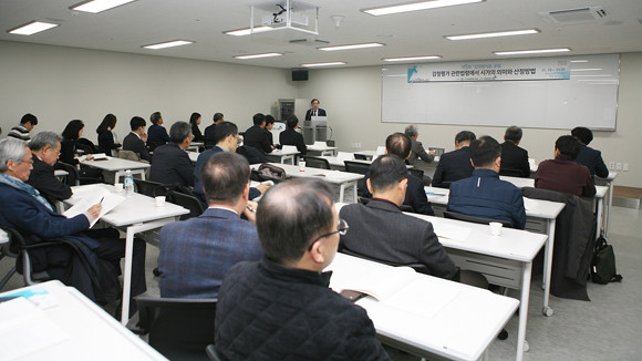 한국감정평가사협회와 한국감정평가학회는 19일 한국감정평가협회 사옥에서 제5회 감정평가誌포럼을 개최했다. 사진은 김순구 회장이 인사말을 하는 모습. ⓒ 한국감정평가사협회