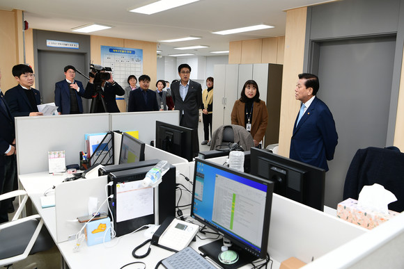 유천호 강화군 군수가 단군콜센터를 방문해 직원들을 격려하고 있다. ⓒ 강화군청