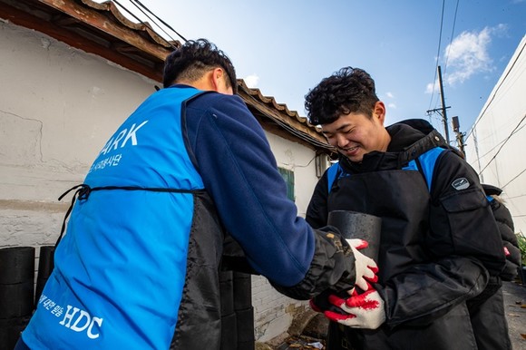HDC현대산업개발 건설사업본부 임직원들이 연탄나눔봉사활동을 펼치고 있다. ⓒ HDC현대산업개발