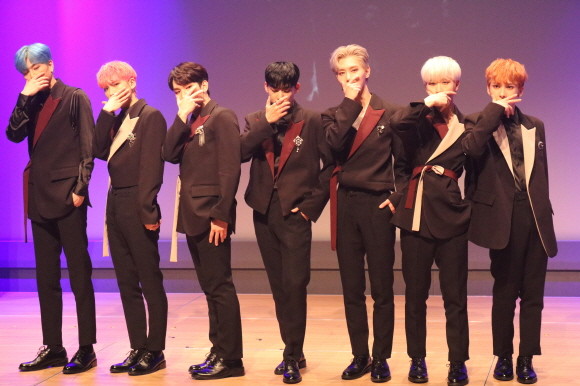 어위크 '더 버스 오프 세븐' 음반 발매 기념 기자 쇼케이스. = 윤기민 청년기자