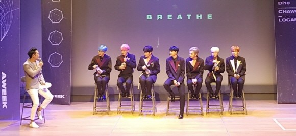 어위크 '더 버스 오브 세븐' 음반 발매 기념 기자 쇼케이스. = 윤기민 청년기자