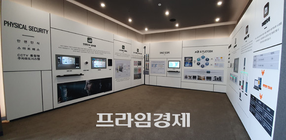자이갤러리 내부에는 '자이 AI 플랫폼' 구성도 및 체험 주택이 마련됐다. = 장귀용 기자