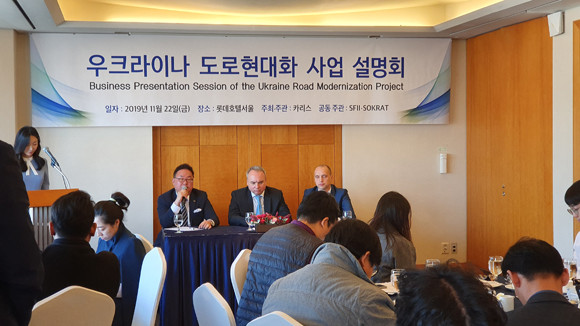 도로 가드레일 제작 업체 카리스는 22일 서울 소공동 소재 롯데호텔에서 '우크라이나 도로현대화 사업설명회'를 개최했다. 사진은 유철 카리스 대표가 질의응답에 응하고 있는 모습. = 장귀용 기자