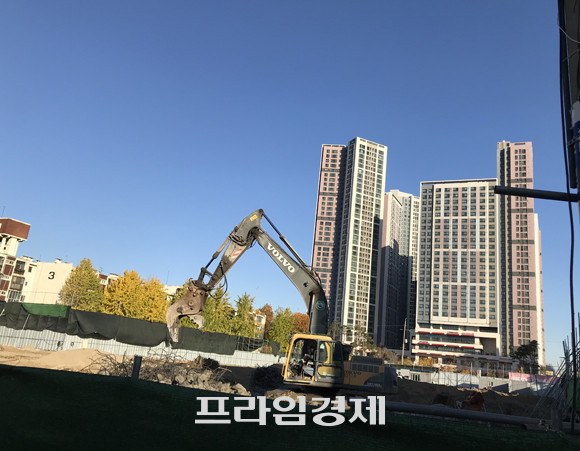 20일 찾은 도원동 주상복합 신축현장에는 자갈마당 철거 후 잔해 제거 작업이 진행 중이었다. = 장귀용 기자