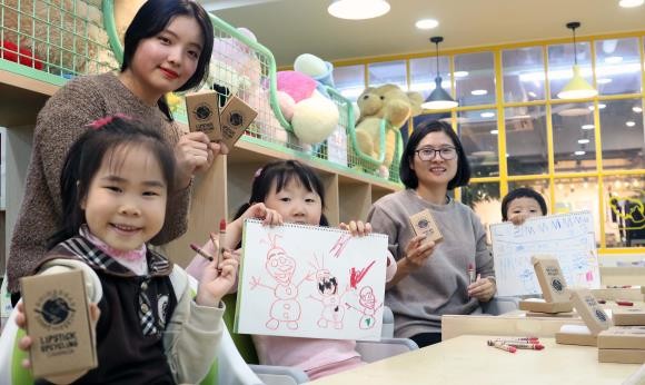 신세계백화점이 뷰티 편집숍 시코르에서 모은 폐 립스틱을 모아 만든 크레파스 300세트를 서울 내 5곳의 종합복지관에 기부, 아동들을 위한 미술 교실을 선보였다. ⓒ 신세계백화점