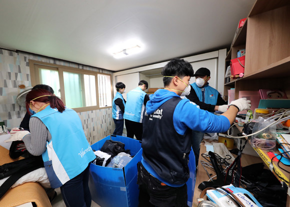 대우건설 직원들이 지난해 10월15일 서울 마포구에 있는 오래된 집을 고쳐주고 있는 모습이예요. ⓒ 대우건설