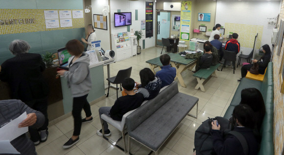 환자들이 진료를 받기 위해 기다리고 있는 한 이비인후과 모습. ⓒ 연합뉴스