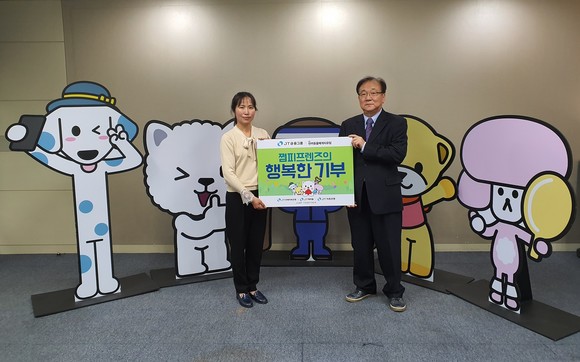 J 트러스트 그룹이 한국애견협회 산하 반려견매개치유팀에 동물매개치료 봉사활동을 돕기 위한 기부금을 전달했다. 윤병묵 JT친애저축은행 대표이사(오른쪽)와 오은숙 한국애견협회 산하 반려견매개치유팀 팀장. Ⓒ J 트러스트 그룹
