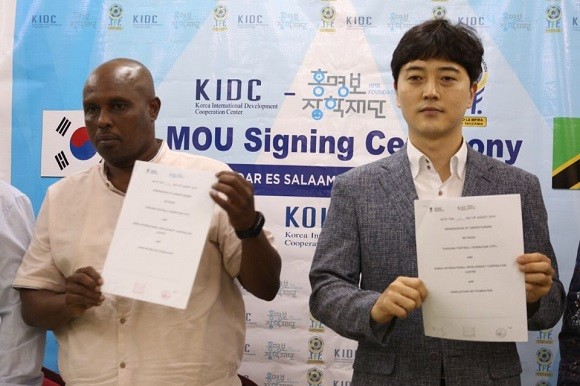 KIDC는 탄자니아축구협회, 홍명보 장학재단과 3자 업무협약을 체결하고 'Tanzania Women's Football Program 2016-2020'의 공동이행에 나선다. ⓒ KIDC