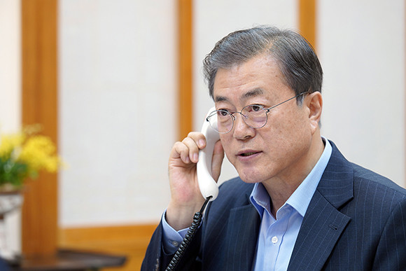 묹재인 대통령은 지난 1일 폰 데어 라이엔 신임 유럽연합 집행위원장과 전화통화를 갖고, 한-EU 전략적 동반자 관계 심화 및 한반도 문제 관련 긴말한 공조 의지를 재확인했다. ⓒ 청와대
